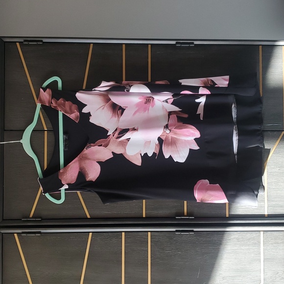 Frank Lyman Design Black and Pink Floral Tunic - Picture 2 of 5